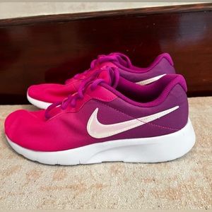 NIKE Tanjun Print - Hyper Violet Pink Size TY
